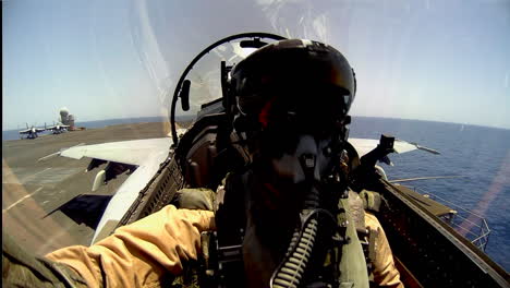 Pov-Aufnahme-Eines-Kampfjets,-Der-Von-Einem-Flugzeugträger-Abhebt-1