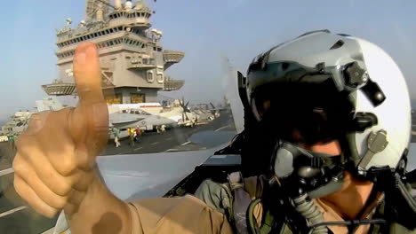 Pov-Shot-De-Un-Avión-De-Combate-Aterrizando-En-Un-Portaaviones-1