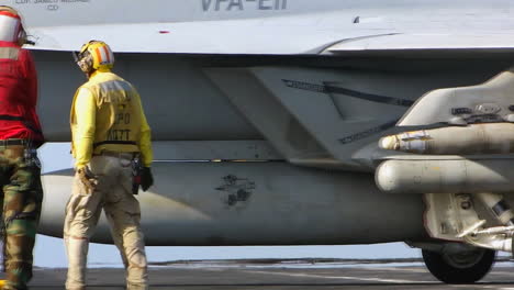 Kampfjets-Bereiten-Sich-Auf-Den-Start-Von-Einem-Flugzeugträger-Vor