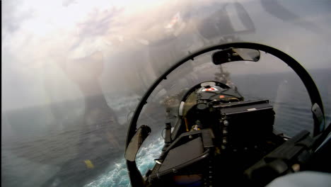 Pov-Shot-De-Un-Avión-De-Combate-Aterrizando-En-Un-Portaaviones-2