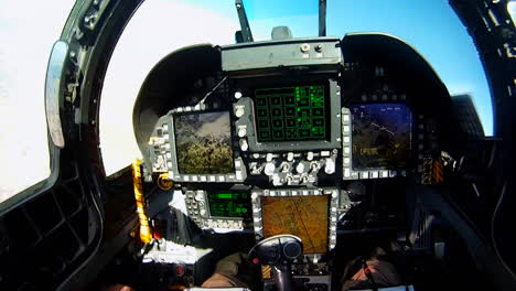 Pov-Aufnahmen-Aus-Dem-Cockpit-Eines-Kampfflugzeugs-Beinhalten-Instrumentensteuerung