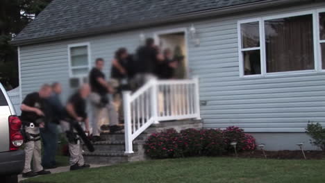 Dea-Agents-Raid-A-House-To-Confiscate-Prescription-Drugs