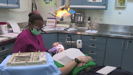 Un-Paciente-Visita-Al-Dentista