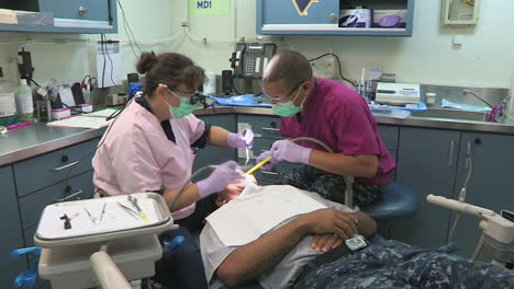 Un-Paciente-Visita-Al-Dentista-2