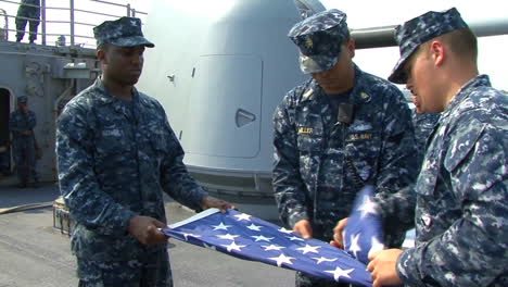 Marineros-De-La-Marina-Doblan-La-Bandera-Americana