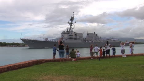 Der-Lenkwaffenzerstörer-Uss-Chung-Hoon-Verlässt-Pearl-Harbor-Hawaii-Auf-Einer-Mission-2