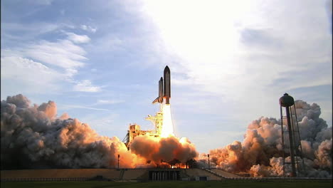 Das-Space-Shuttle-Hebt-Von-Seiner-Startrampe-Ab-6