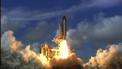 Das-Space-Shuttle-Hebt-Von-Seiner-Startrampe-Ab-8