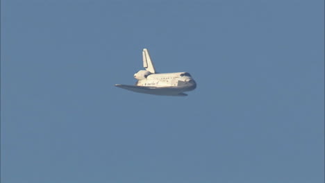 Das-Space-Shuttle-Kommt-Zur-Landung