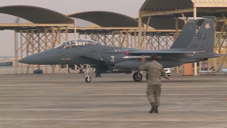 Ein-F15-Kampfjet-Taxis-Und-Hält