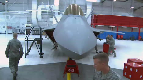 Der-F22-Raptor-Wird-In-Seinem-Hangar-Gewartet