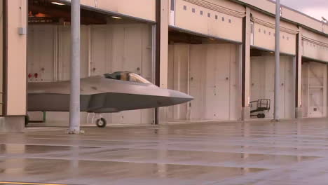 El-F22-Raptor-Rueda-Fuera-Del-Hangar-Hacia-La-Pista