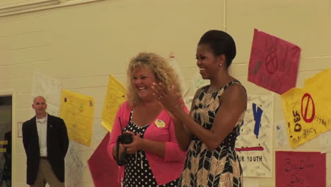 Michelle-Obama-Besucht-Kinder-In-Einer-Schule-In-Virginia-Beach-Va-2