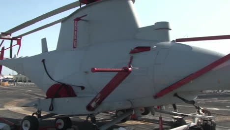 Unbemannte-Drohnenhubschrauber-Werden-Auf-Einem-Marineschiff-Transportiert