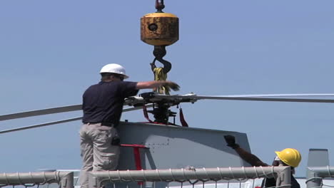 Unbemannte-Drohnenhubschrauber-Werden-Auf-Einem-Marineschiff-Transportiert-2