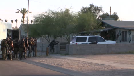 Un-Equipo-Swat-Allana-Una-Presunta-Casa-De-Drogas-Con-Armas-Y-Pistolas-Desenvainadas