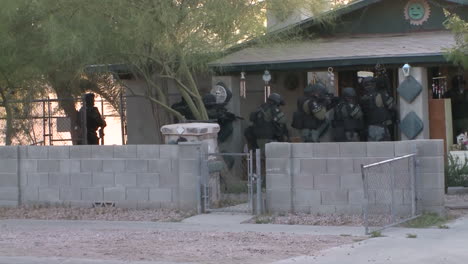 Un-Equipo-Swat-Allana-Una-Presunta-Casa-De-Drogas-Con-Armas-Y-Pistolas-Desenvainadas-1