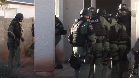 Ein-Swat-Team-überfällt-Ein-Mutmaßliches-Drogenhaus-Mit-Blitzgranaten-Und-Gezogenen-Waffen