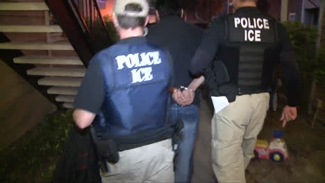 Us-Federal-Agents-Arrest-Illegal-Aliens-2