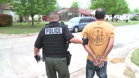 Us-Federal-Agents-Apprehend-And-Arrest-Illegal-Aliens-Who-Are-Wanted-For-Crimes-4