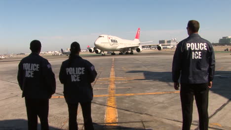 La-Seguridad-Nacional-Saca-A-Un-Viajero-Rebelde-Y-Perturbador-De-Un-Vuelo-Comercial-1