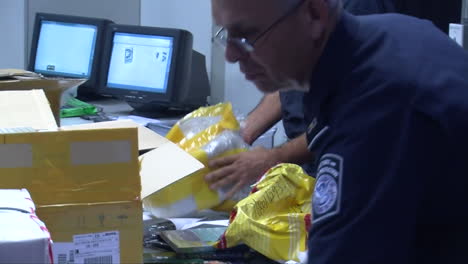 Agentes-De-La-Aduana-De-EE.-UU.-Confiscan-Productos-Electrónicos-Falsos-Y-Retirados-En-Una-Instalación-De-Envío