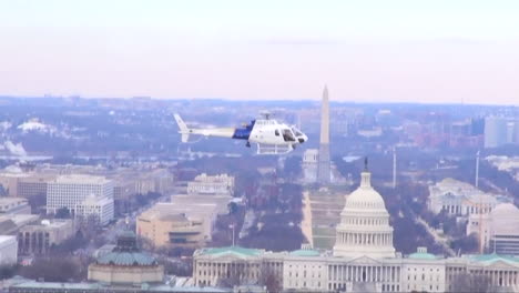 Us-Zoll--Und-Grenzschutz-Helikopter-Fliegt-Gegen-Die-Skyline-Der-Us-Hauptstadt