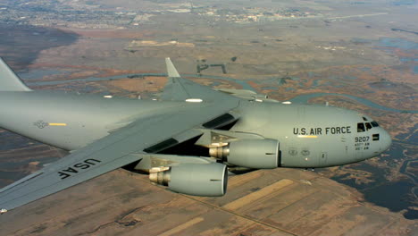 Antennen-Des-Us-Air-Force-Air-Mobility-Command-C17-Im-Flug-1