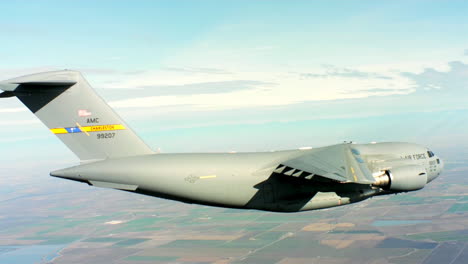 Antennen-Des-Us-Air-Force-Air-Mobility-Command-C17-Im-Flug-2