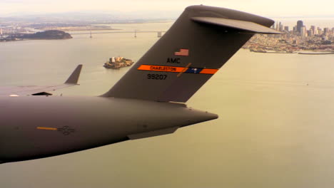 Antennen-Des-US-Air-Force-Air-Mobility-Command-C17-Im-Flug-über-San-Francisco-Bay-1franc