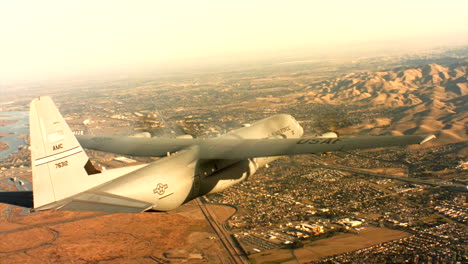 Antennen-Des-Us-Air-Force-Air-Mobility-Command-C130j-Im-Flug-2