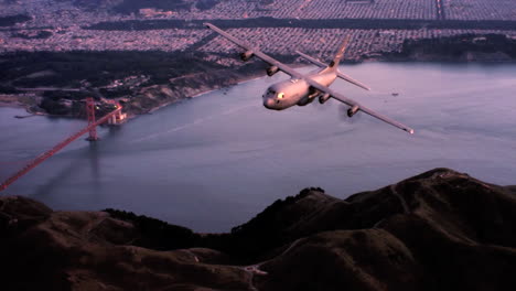 Antennen-Des-Us-Air-Force-Air-Mobility-Command-C130j-Im-Flug-über-San-Francisco-Und-Die-Golden-Gate-Bridge