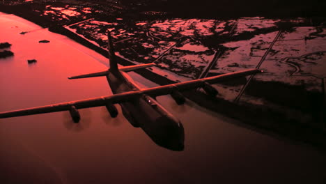 Antennen-Des-Us-Air-Force-Air-Mobility-Command-C130j-Im-Flug-Bei-Sonnenuntergang-1