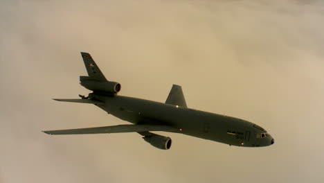 Antennen-Des-Us-Air-Force-Air-Mobility-Command-Kc10-Im-Flug-9