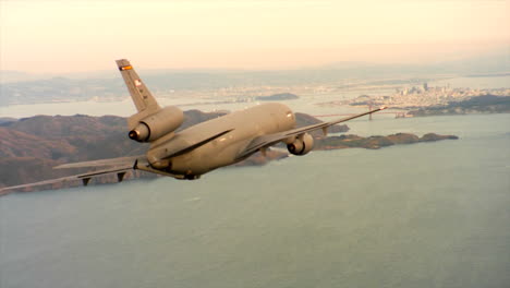 Antennen-Des-Us-Air-Force-Air-Mobility-Command-Kc10-Im-Flug-über-San-Francisco-Und-Die-Golden-Gate-Bridge