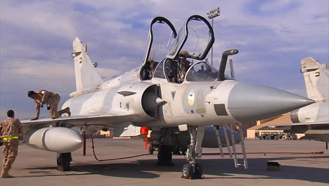 Eine-Crew-Arbeitet-An-Einem-Kampfjet-In-Den-Vereinigten-Arabischen-Emiraten