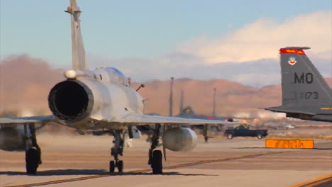 Aviones-De-Combate-De-Los-Emiratos-Árabes-Unidos-Taxi-En-Una-Pista-De-Aterrizaje-En-Una-Base-Militar