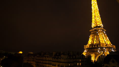 Eiffel-Leuchtet-00