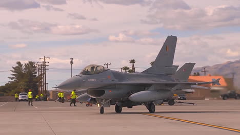 Aviones-De-Combate-De-Los-Países-Balcánicos-En-Taxi-En-Una-Pista-1