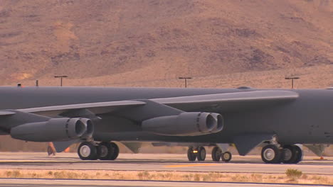 Eine-Luftwaffe-B52-Stratofortress-Taxis-Auf-Einer-Start--Und-Landebahn-Einer-Militärbasis-1