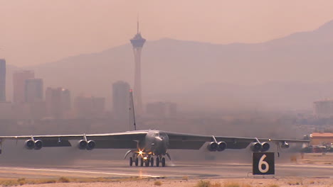 Una-Fuerza-Aérea-B52-Stratofortress-Despega-De-La-Base-De-La-Fuerza-Aérea-Nellis-En-Las-Vegas-Nevada