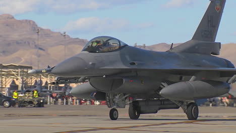 Los-Aviones-De-Combate-F15-Y-F16-Se-Alinean-Y-Ruedan-Para-El-Despegue-En-Un-Ejercicio-Militar-1