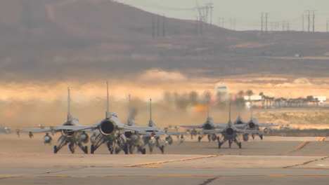 Los-Aviones-De-Combate-F15-Y-F16-Se-Alinean-Y-Ruedan-Para-El-Despegue-En-Un-Ejercicio-Militar-3