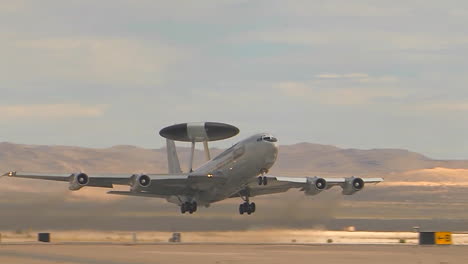 Air-Force-E3-Sentry-Despegando