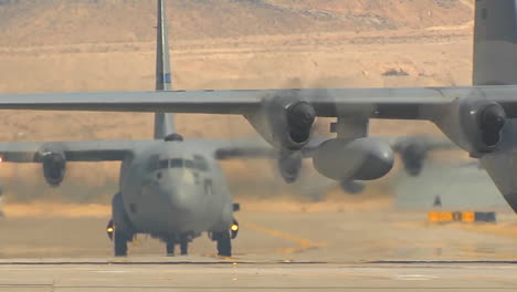 Fuerza-Aérea-C130-En-La-Pista