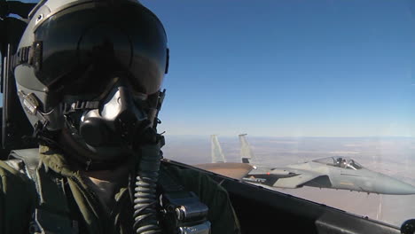 Pov-Aufnahmen-Aus-Dem-Cockpit-Eines-Kampfflugzeugs,-Das-In-Formation-Fliegt-1