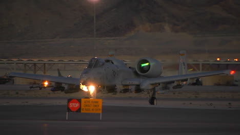 Air-Force-A10-Thunderbolt-Beim-Rollen-Auf-Der-Landebahn