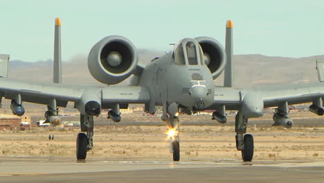 Air-Force-A10-Thunderbolt-Beim-Rollen-Auf-Der-Piste-1