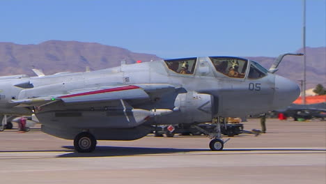 Air-Force-Grumann-Ea6-Prowler-Jets-Taxi-En-Una-Pista-1