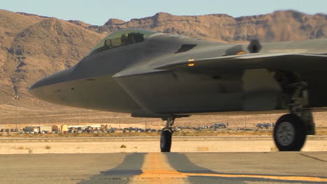 Air-Force-F35-Fighter-Jet-Rodando-En-Una-Pista